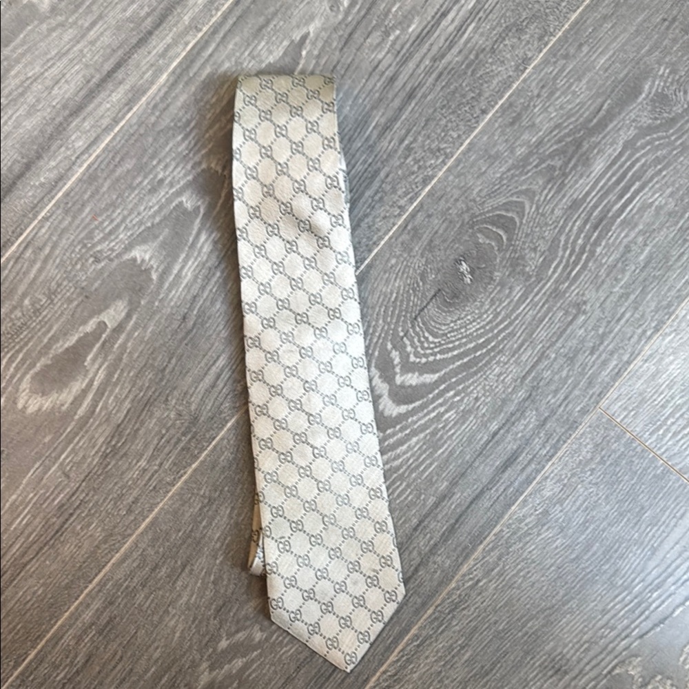 Gucci Silver Silk Tie Elegant Accessory